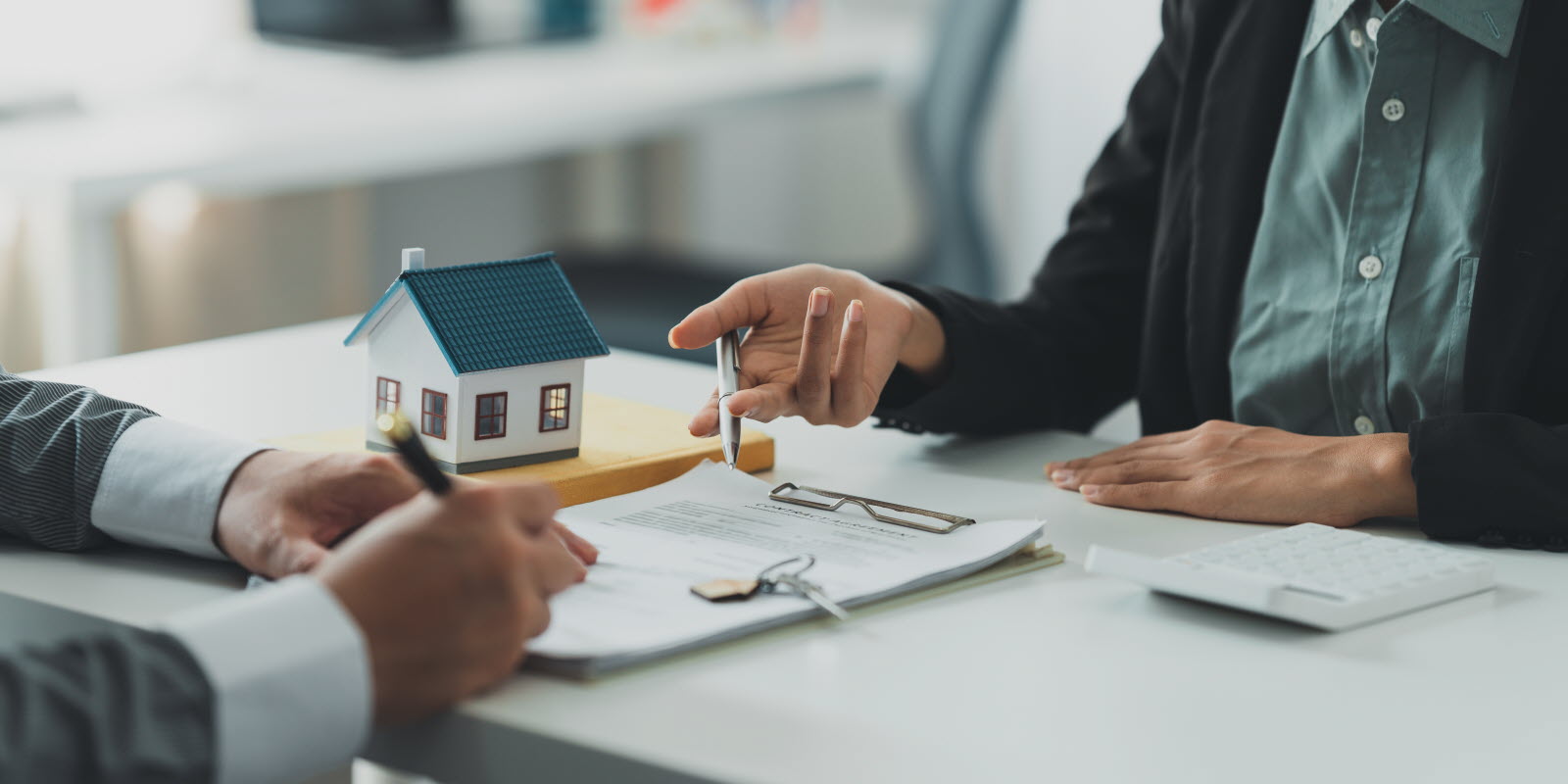 Conseiller bancaire expliquant le détail d'un contrat de crédit à un client attentif dans une agence lumineuse